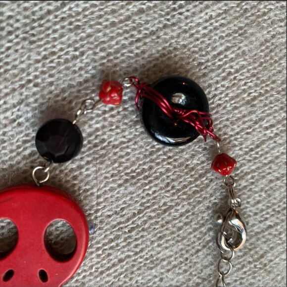 2x18$ 🦃 🍂 CREATION - - Skull bracelet - beads - red wire - Red black - Picture 2 of 4